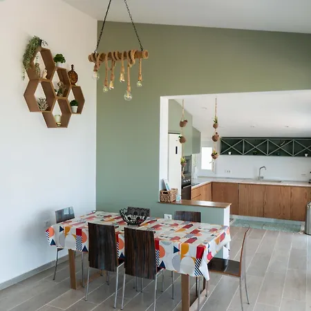 Luxurious Attic דירה Trajas