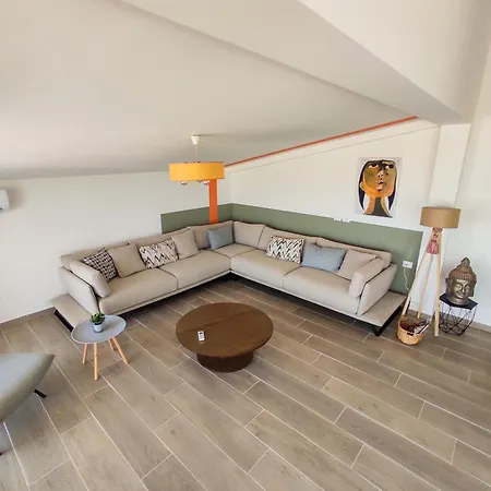 Luxurious Attic דירה Trajas